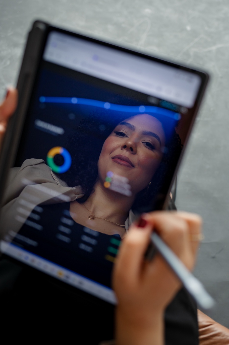 Fernanda Machado analisando um dashboard em um tablet